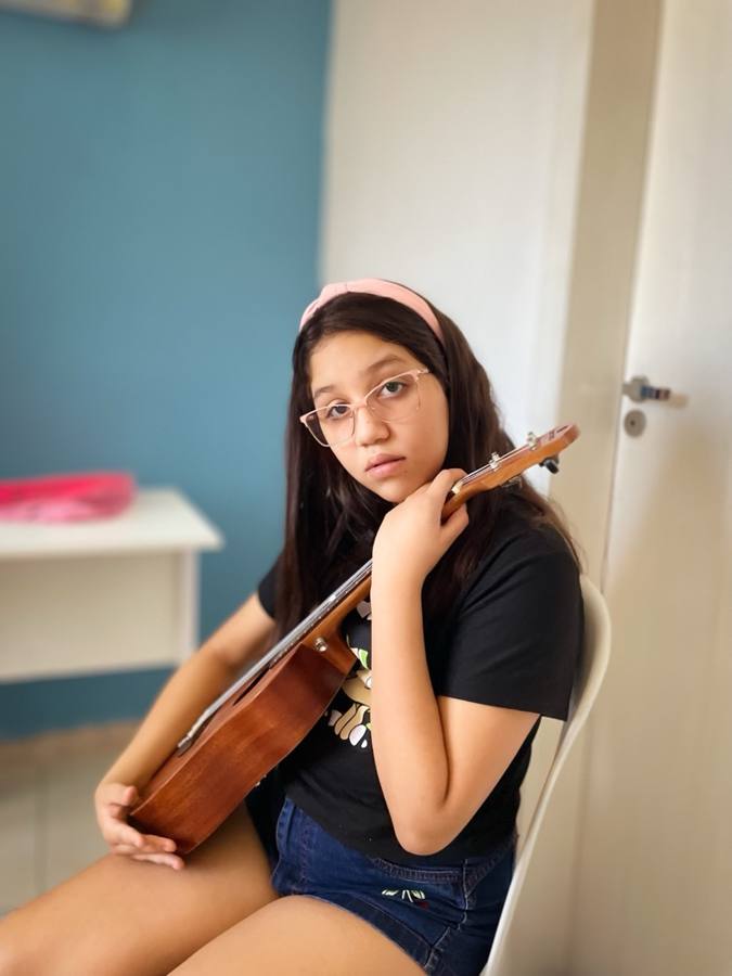 Menina tocando ukulele