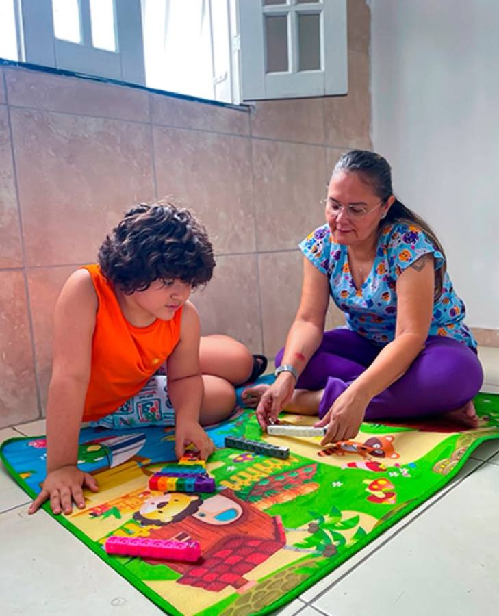 Criança brincando com blocos durante atendimento na AFAM